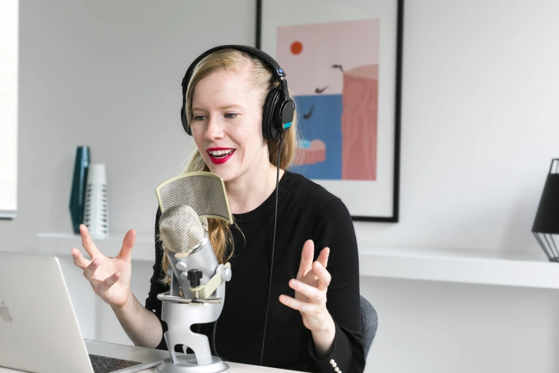 donna che registra un podcast con microfono scalato 1